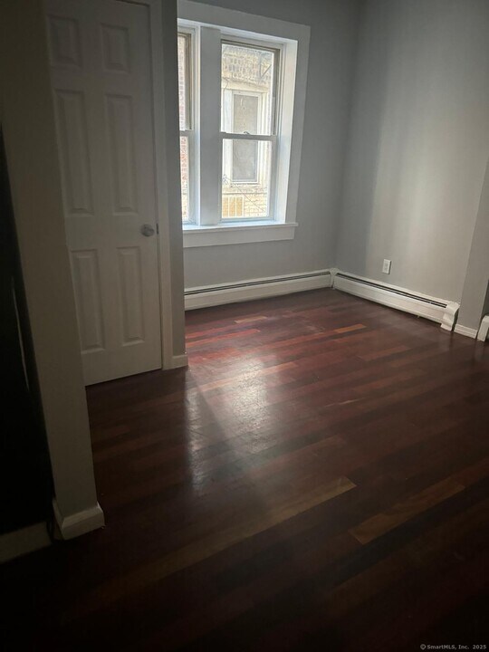 335 Wells St-Unit -w2 in Bridgeport, CT - Building Photo