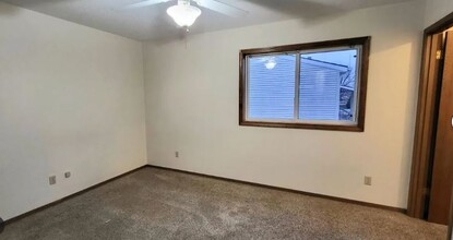 3 Coventry Ln, Unit #2 in Muscatine, IA - Building Photo - Building Photo