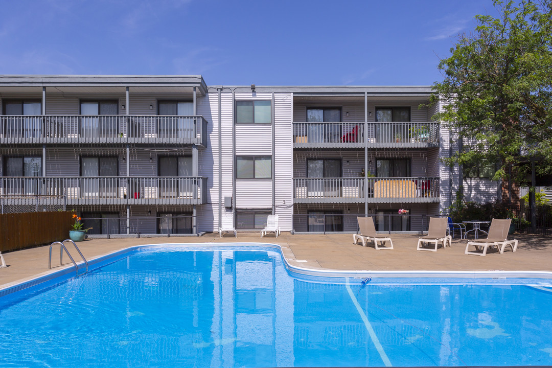 University Heights Apartments in Topeka, KS - Building Photo