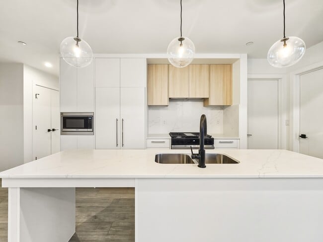 8375 Broadcast Ave SW in Calgary, AB - Building Photo - Building Photo