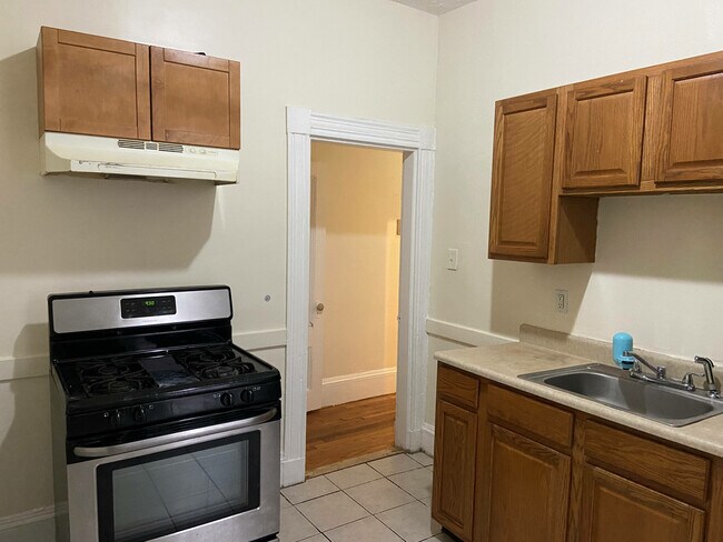 96 Winthrop St, Unit 1 in Boston, MA - Foto de edificio - Building Photo