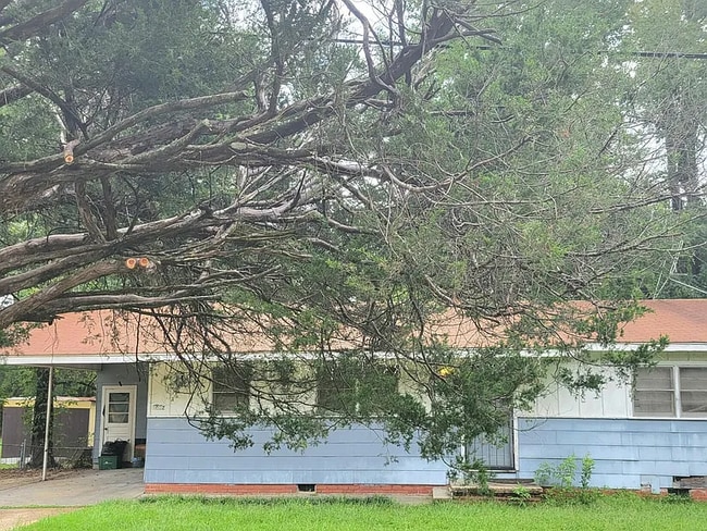 property at 1032 Capri Cir