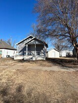 724 W 1st Ave in Hutchinson, KS - Building Photo