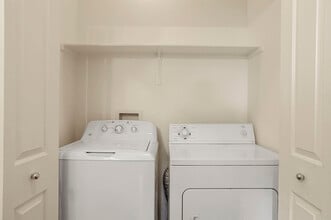 8905 Davis Rd in Stockton, CA - Foto de edificio - Building Photo