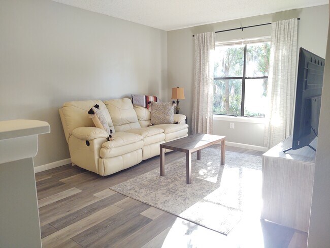 225 S Tropical Trl in Merritt Island, FL - Foto de edificio - Building Photo