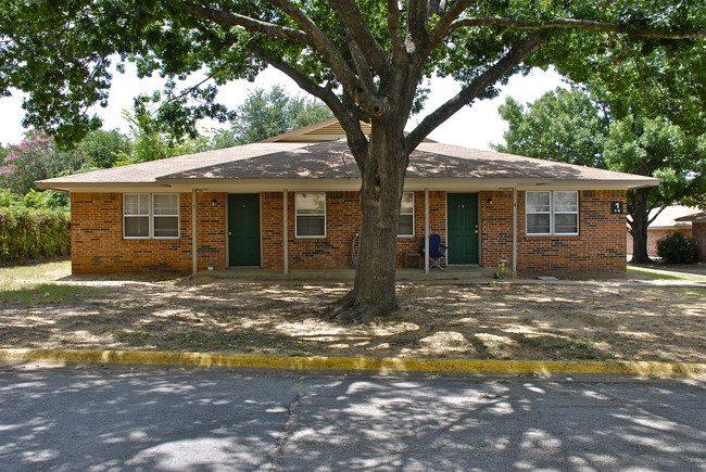 Sherwood Arms Apartments in Keene, TX - Foto de edificio - Building Photo