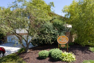 Clayton Park Townhouses in Glendale, WI - Foto de edificio - Building Photo