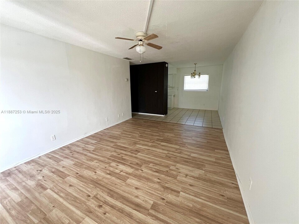 281 NE 40th St in Oakland Park, FL - Building Photo