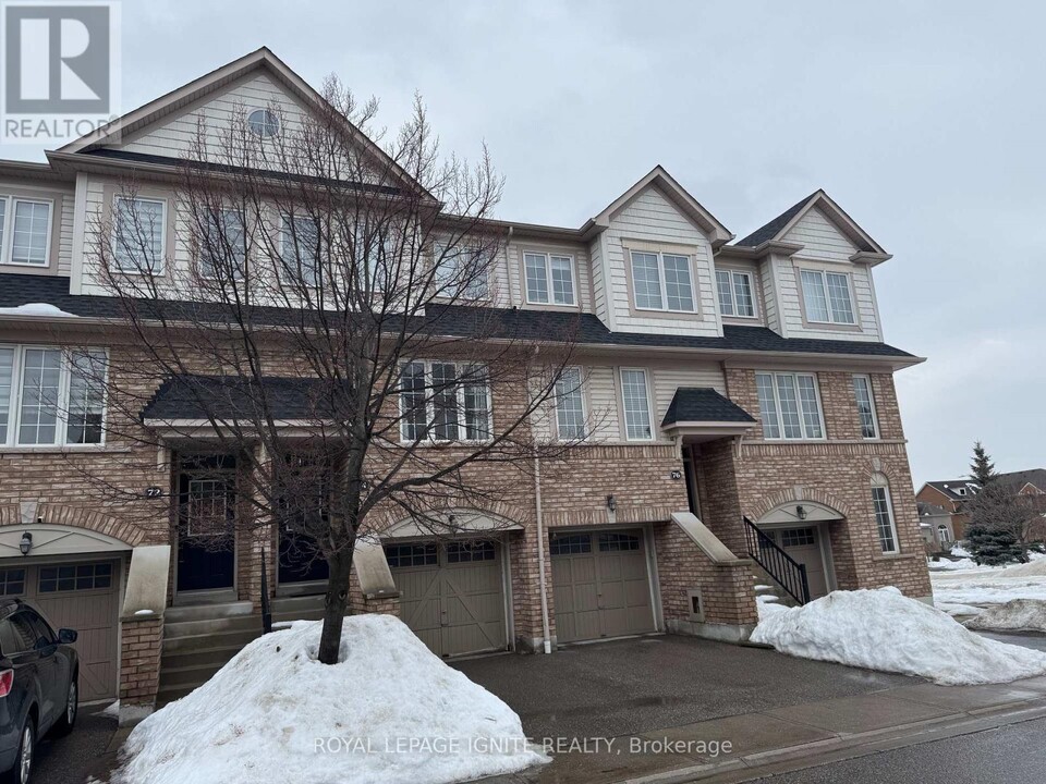 72 Oakins Ln in Ajax, ON - Building Photo