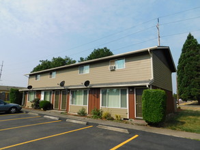 Oakwood Terrace in Lebanon, OR - Building Photo - Building Photo