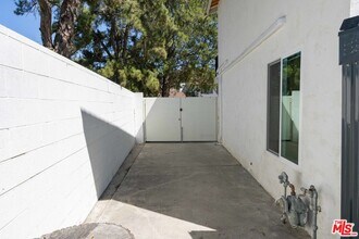 23906 Darbun Dr in Santa Clarita, CA - Building Photo - Building Photo