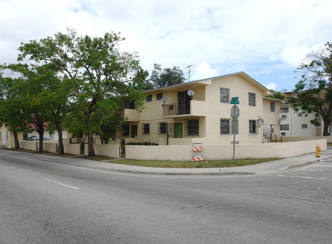 2197 NW 18th Ter in Miami, FL - Foto de edificio - Building Photo