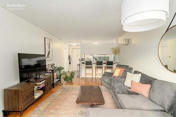 300 Rector Pl in New York, NY - Building Photo