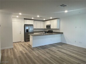 10719 Burton Grove Ave in Las Vegas, NV - Building Photo - Building Photo