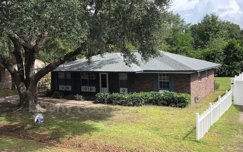 108 Deal St in Hinesville, GA - Building Photo