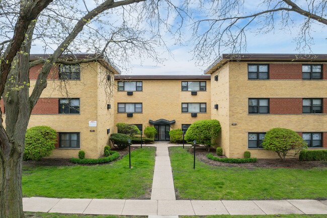 9016 Lamon Ave in Skokie, IL - Building Photo - Building Photo