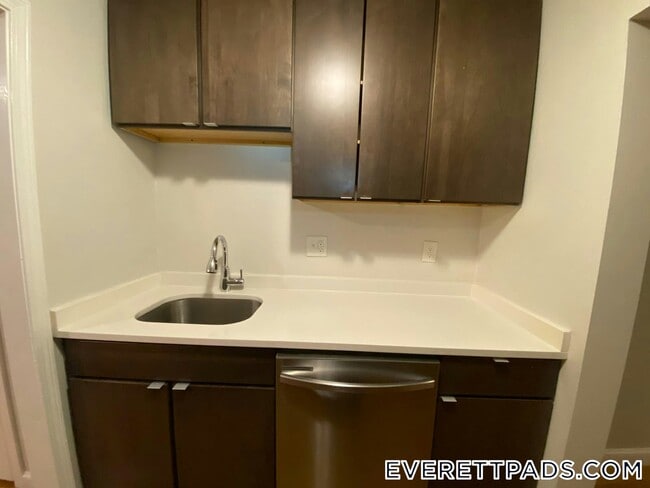 55 Forest Ave, Unit 2R in Everett, MA - Foto de edificio - Building Photo