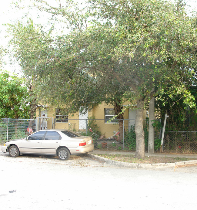 561-567 NE 63rd St in Miami, FL - Building Photo - Building Photo