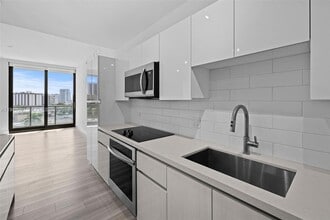 101 Diplomat Pkwy, Unit 0804 in Hallandale Beach, FL - Foto de edificio - Building Photo