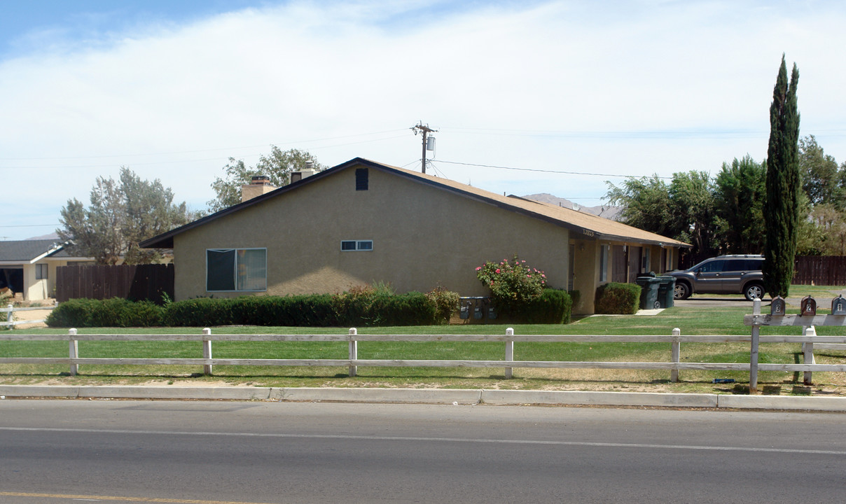 12813 Kiowa Rd in Apple Valley, CA - Foto de edificio