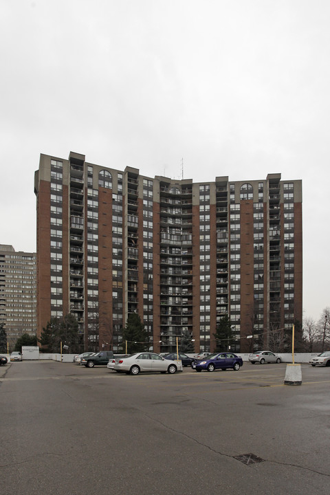 Parkway Terrace in Mississauga, ON - Building Photo