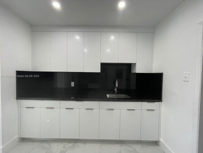 7400 SW 39th St in Miami, FL - Foto de edificio - Building Photo