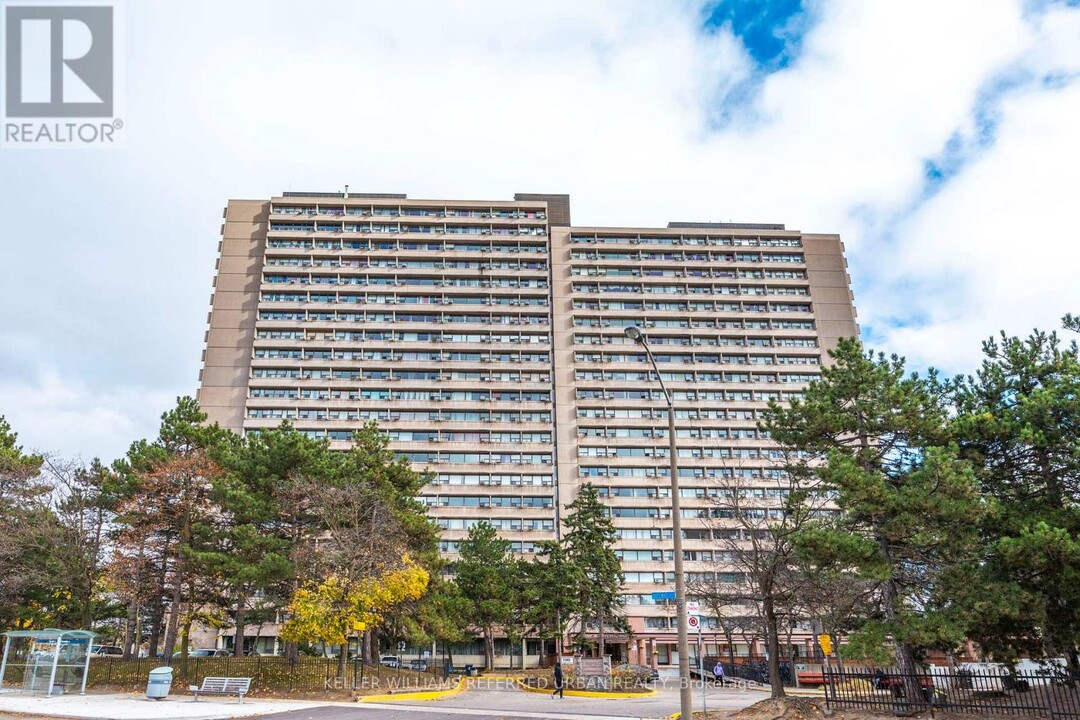 100-100 Leeward Glenway in Toronto, ON - Building Photo