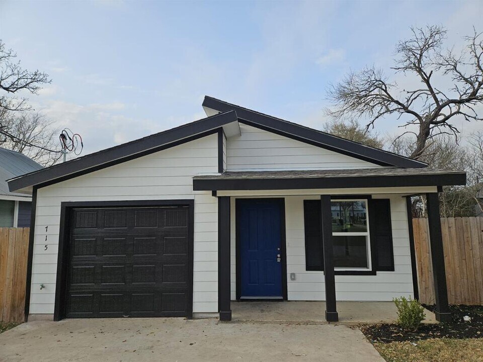 715 E Live Oak St in Lockhart, TX - Building Photo