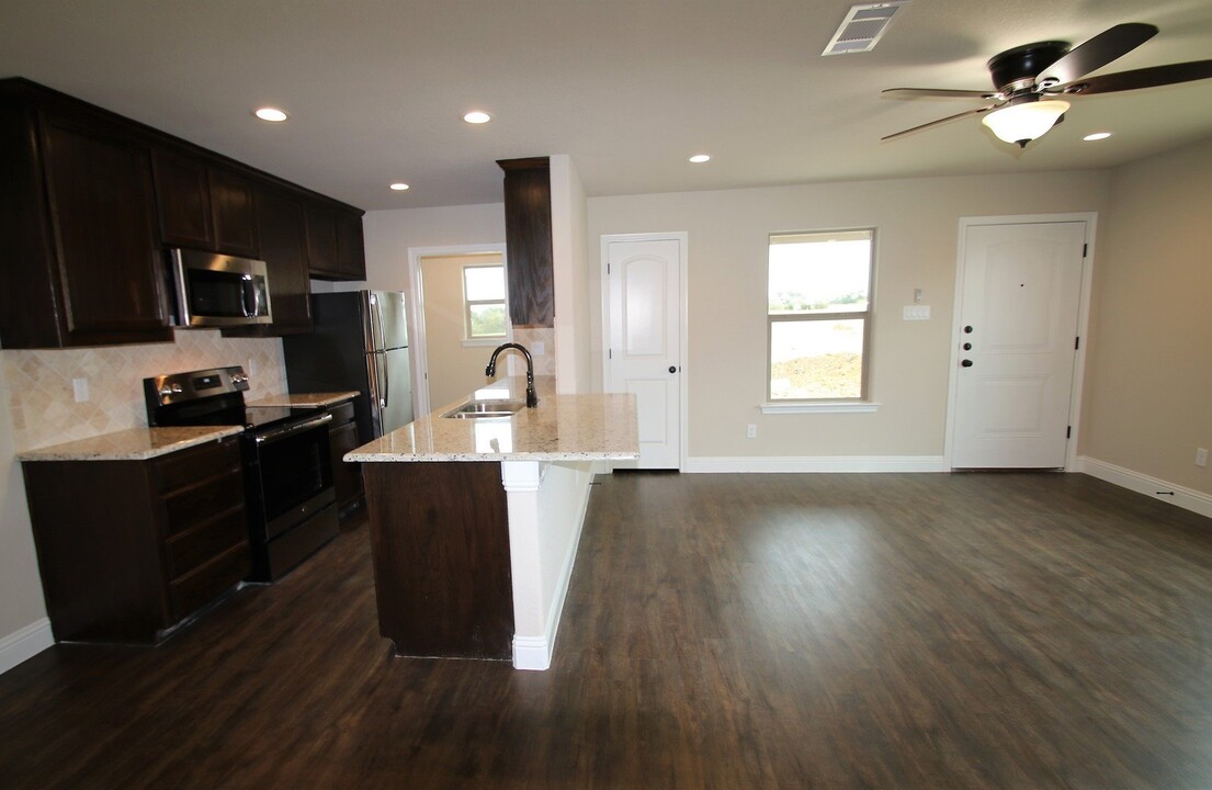 162-164 Crossbow Ct in Weatherford, TX - Building Photo