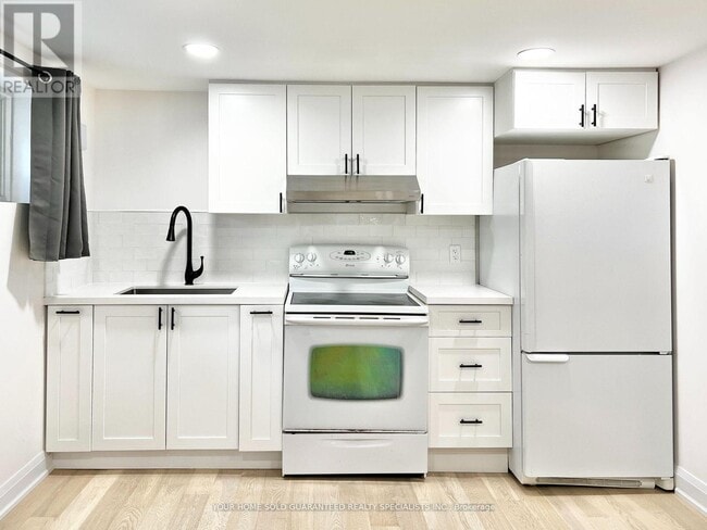 2 Pannahill Rd in Toronto, ON - Building Photo - Building Photo