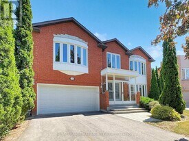 22 Waltham Crescent in Richmond Hill, ON - Building Photo