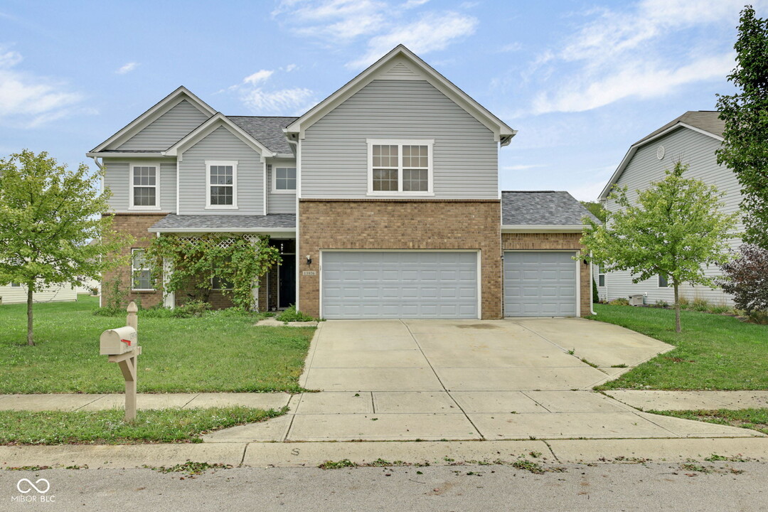 13976 Silverbell Ln in Fishers, IN - Building Photo