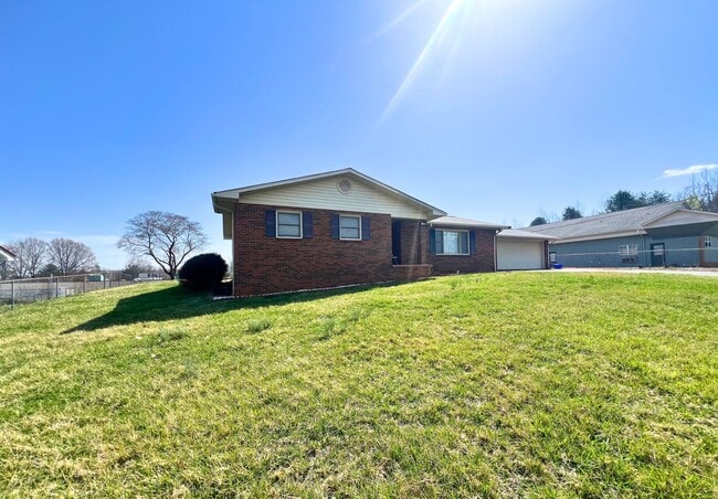 1097 NC-18 in Wilkesboro, NC - Building Photo - Building Photo