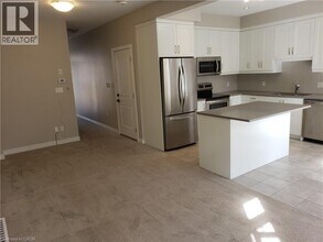 6 Lindsay Wy in Grimsby, ON - Building Photo - Building Photo