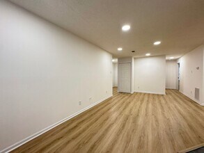 12105 Greenway Ct in Fairfax, VA - Foto de edificio - Building Photo