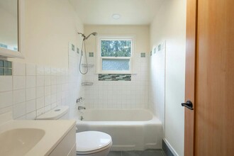 11527 39th Ave NE in Seattle, WA - Building Photo - Building Photo