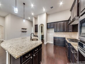 229 Big Bend Path in Castroville, TX - Foto de edificio - Building Photo