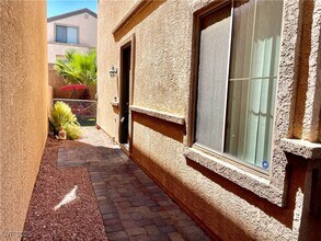 8233 Strawberry Spring St in Las Vegas, NV - Building Photo - Building Photo