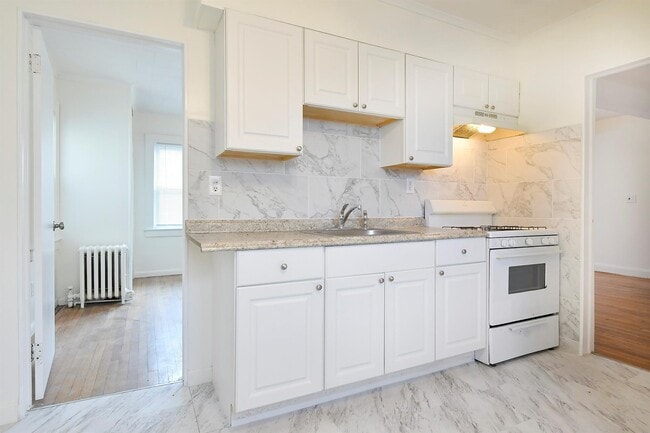 8 Lewis St in Hicksville, NY - Building Photo - Building Photo