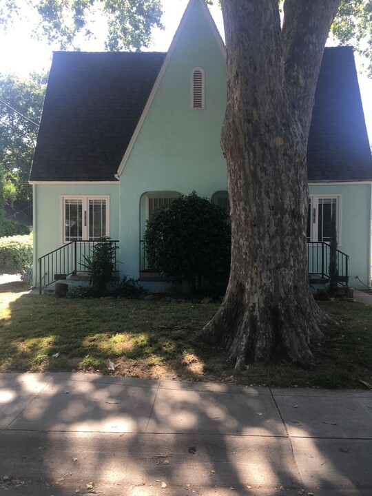 2701-2703 16th St in Sacramento, CA - Building Photo