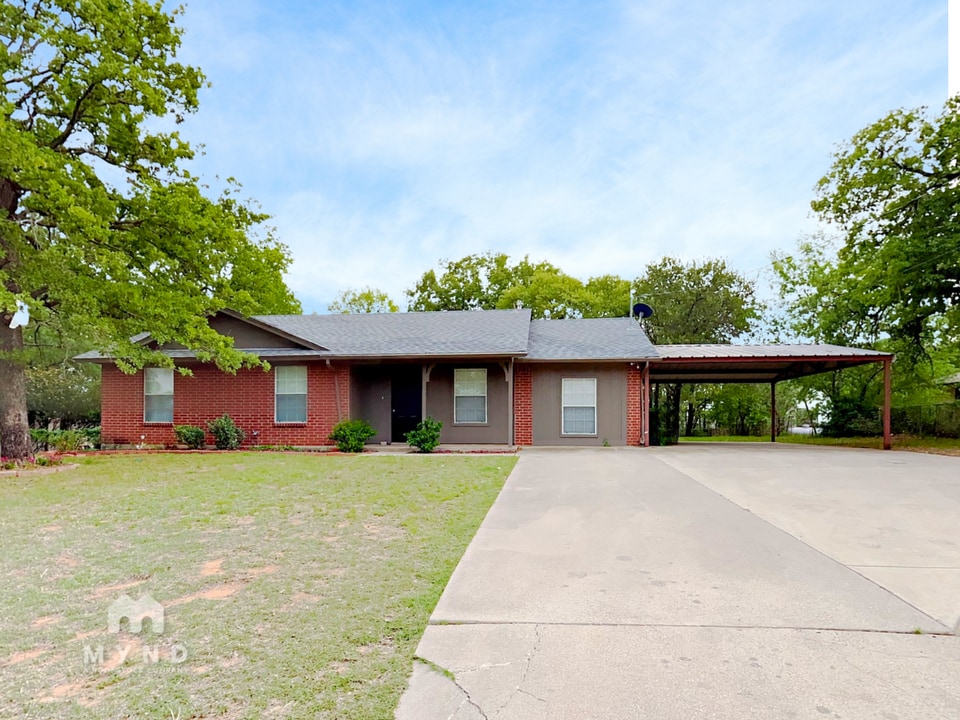 920 E 3rd St in Springtown, TX - Building Photo