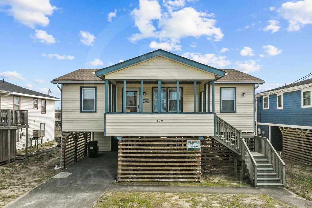 209 E Walker St in Kill Devil Hills, NC - Building Photo