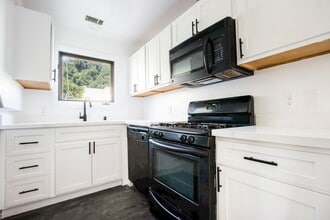 1342 N Higland Ave in Los Angeles, CA - Foto de edificio - Building Photo