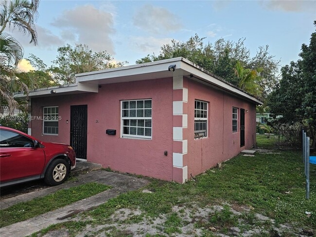 150 NW 122nd St in North Miami, FL - Foto de edificio - Building Photo