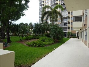 10777 W Sample Rd in Coral Springs, FL - Foto de edificio - Building Photo