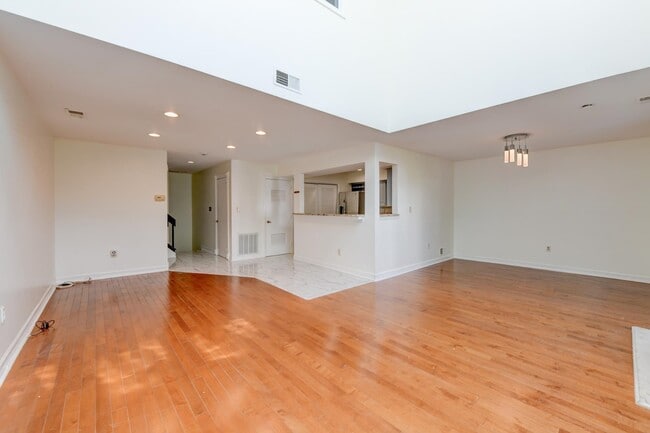 816 Topsail Ln in Secaucus, NJ - Building Photo - Building Photo
