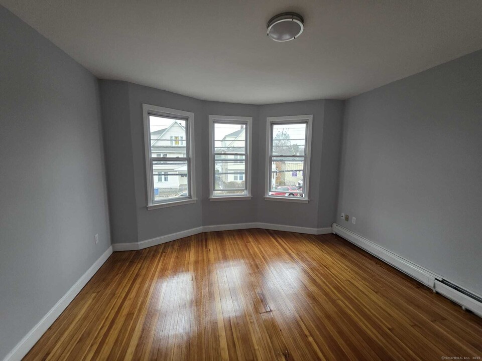 2136 E Main St-Unit -2 FL in Bridgeport, CT - Building Photo