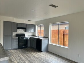 9478 Village Tree Dr in Elk Grove, CA - Building Photo - Building Photo