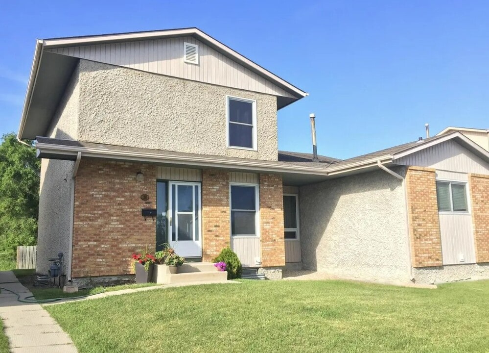 75 Oak Park Walk in Winnipeg, MB - Building Photo