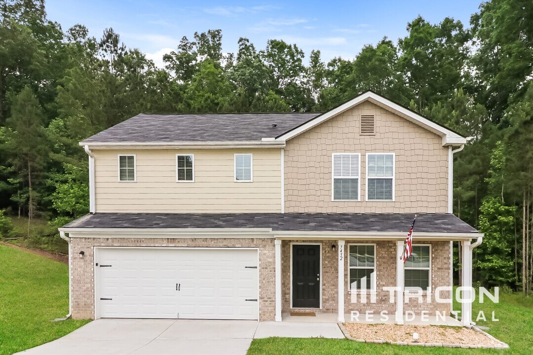 7452 Faith St in Fairburn, GA - Building Photo